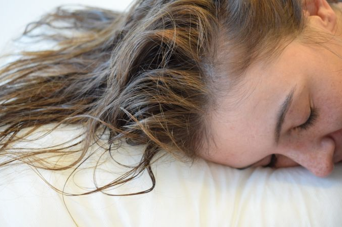 Hair-type specific tips when you sleep with wet hair